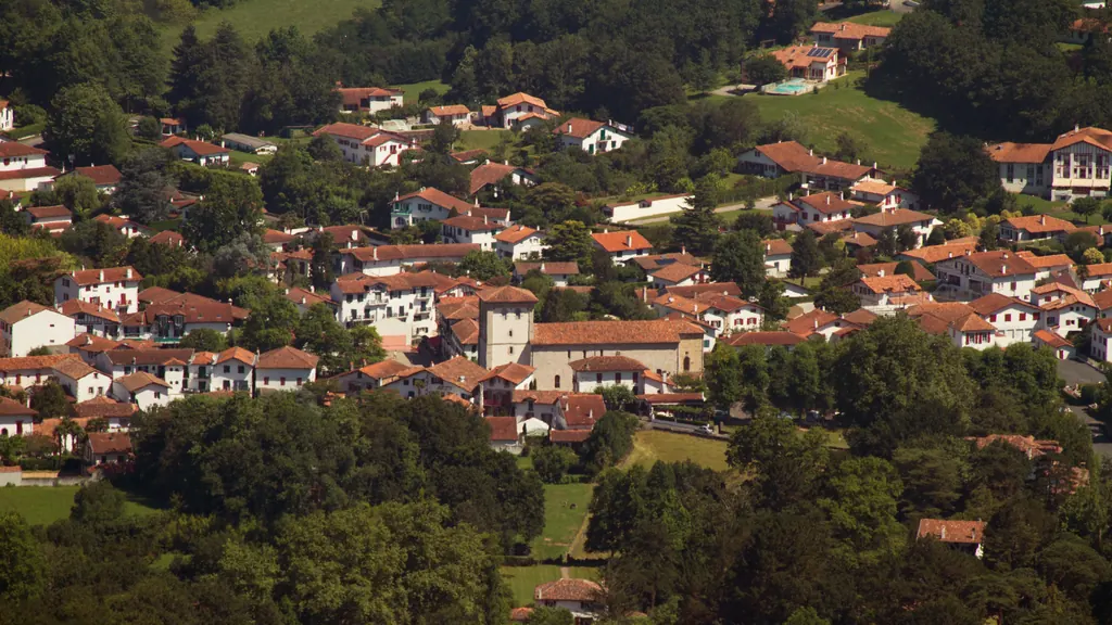 Le village d'Ascain, ses maisons et ses parcelles, vu depuis les pentes de la Rhune