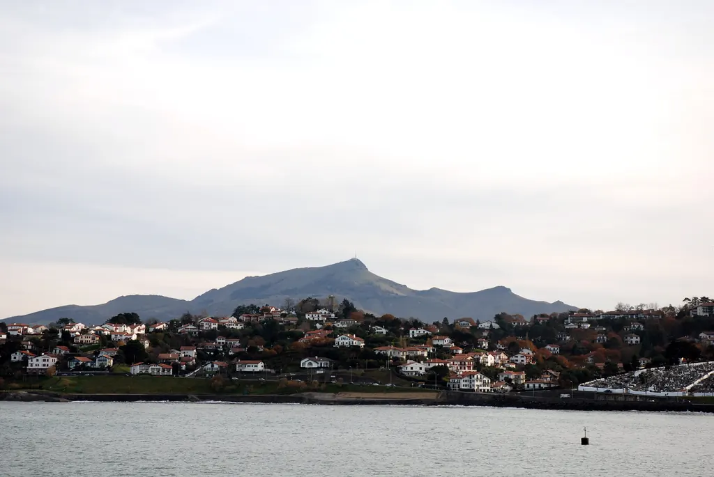Les coteaux de Ciboure au pied de la Rhune, vus depuis la baie