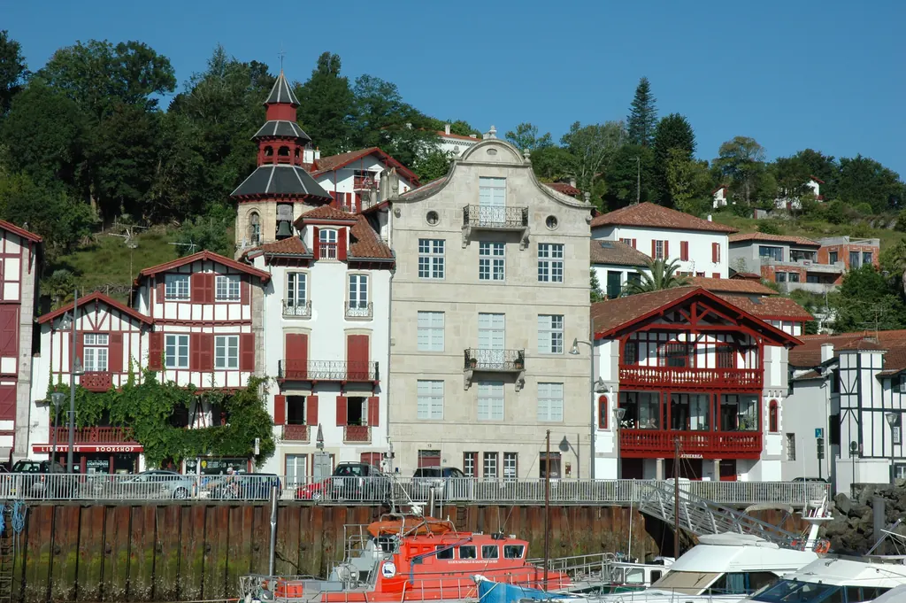 Maisons labourdines et immeubles sur le quai de Ciboure