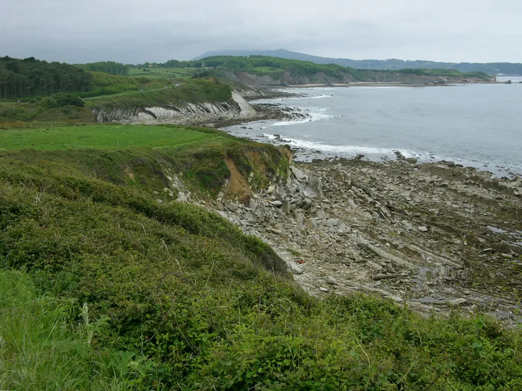 Prairies et falaises de la corniche basque à Urrugne
