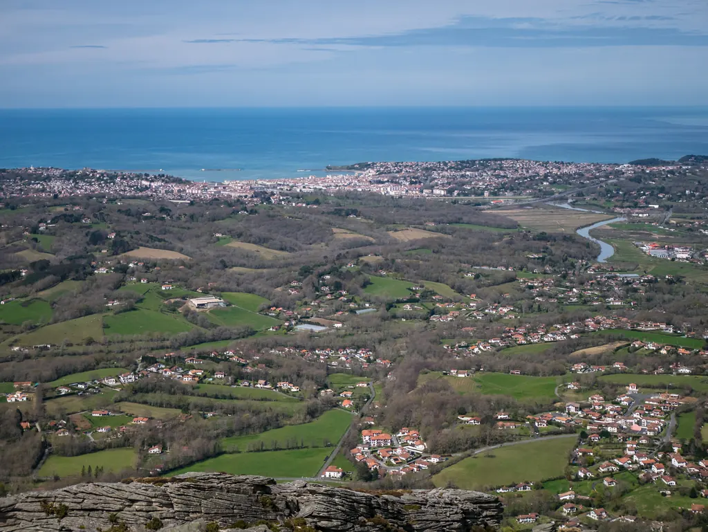 La baie de Saint-Jean-de-Luz et le parcellaire de la campagne luzienne vus depuis la Rhune