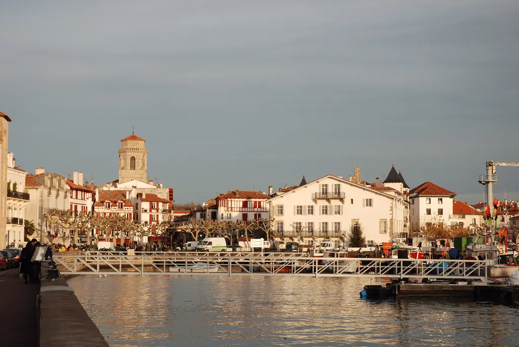 Le port de Saint-Jean-de-Luz et le clocher de l'église Saint-Jean-Baptiste en fin de journée